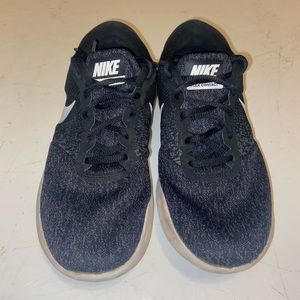 Black nike shoes